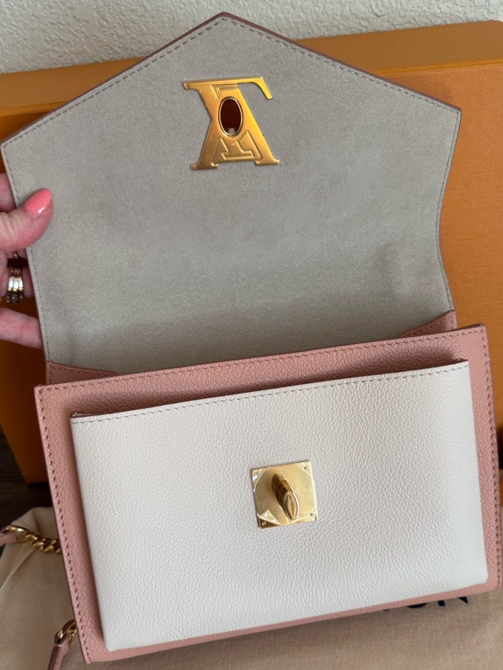 NEW LOUIS VUITTON MyLockMe Calfskin Leather Chain Bag in Cream/Rose Trianon - Picture 4 of 10
